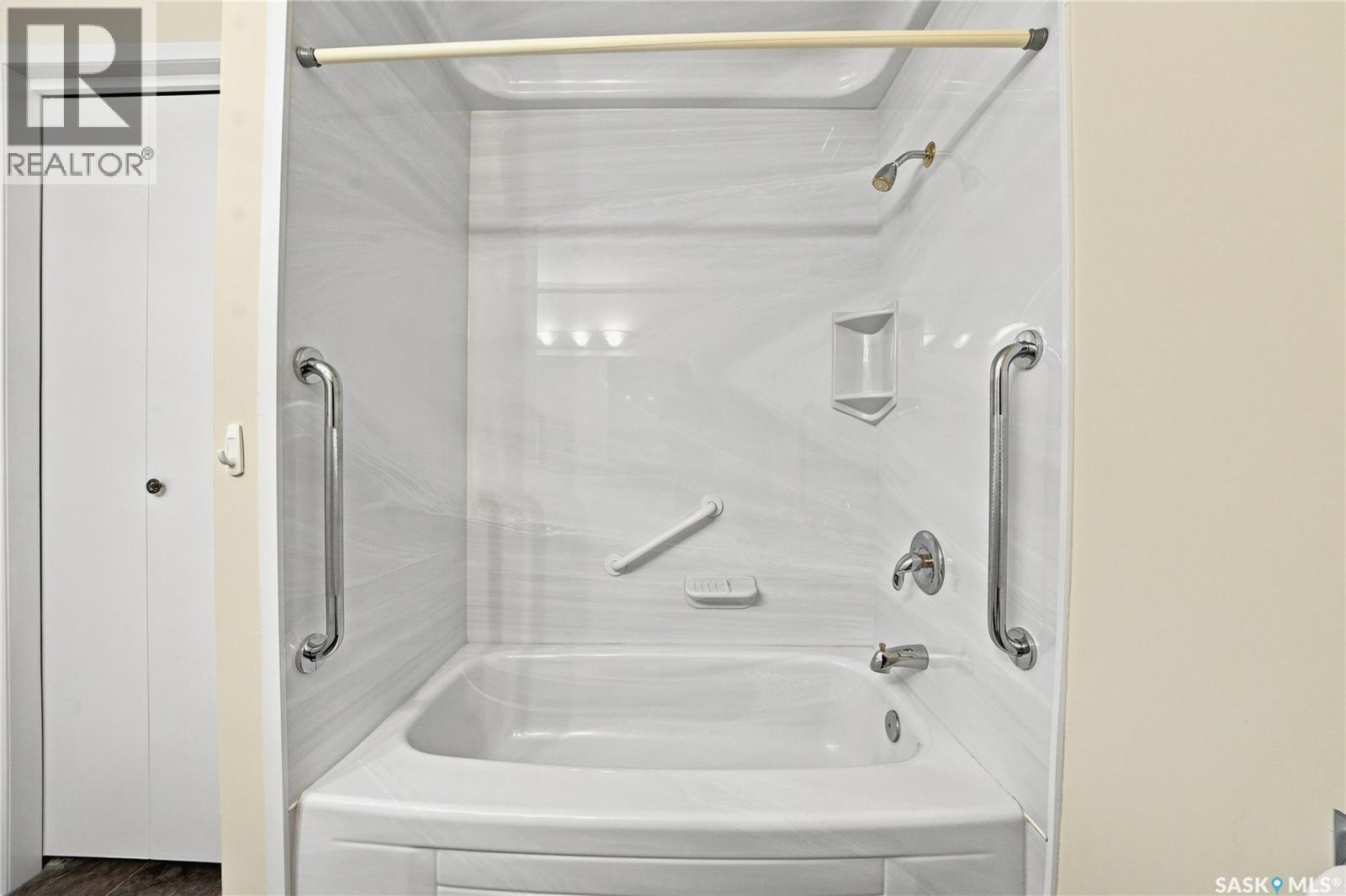 725 7Th Street E, Saskatoon, SK - Indoor Photo Showing Bathroom
