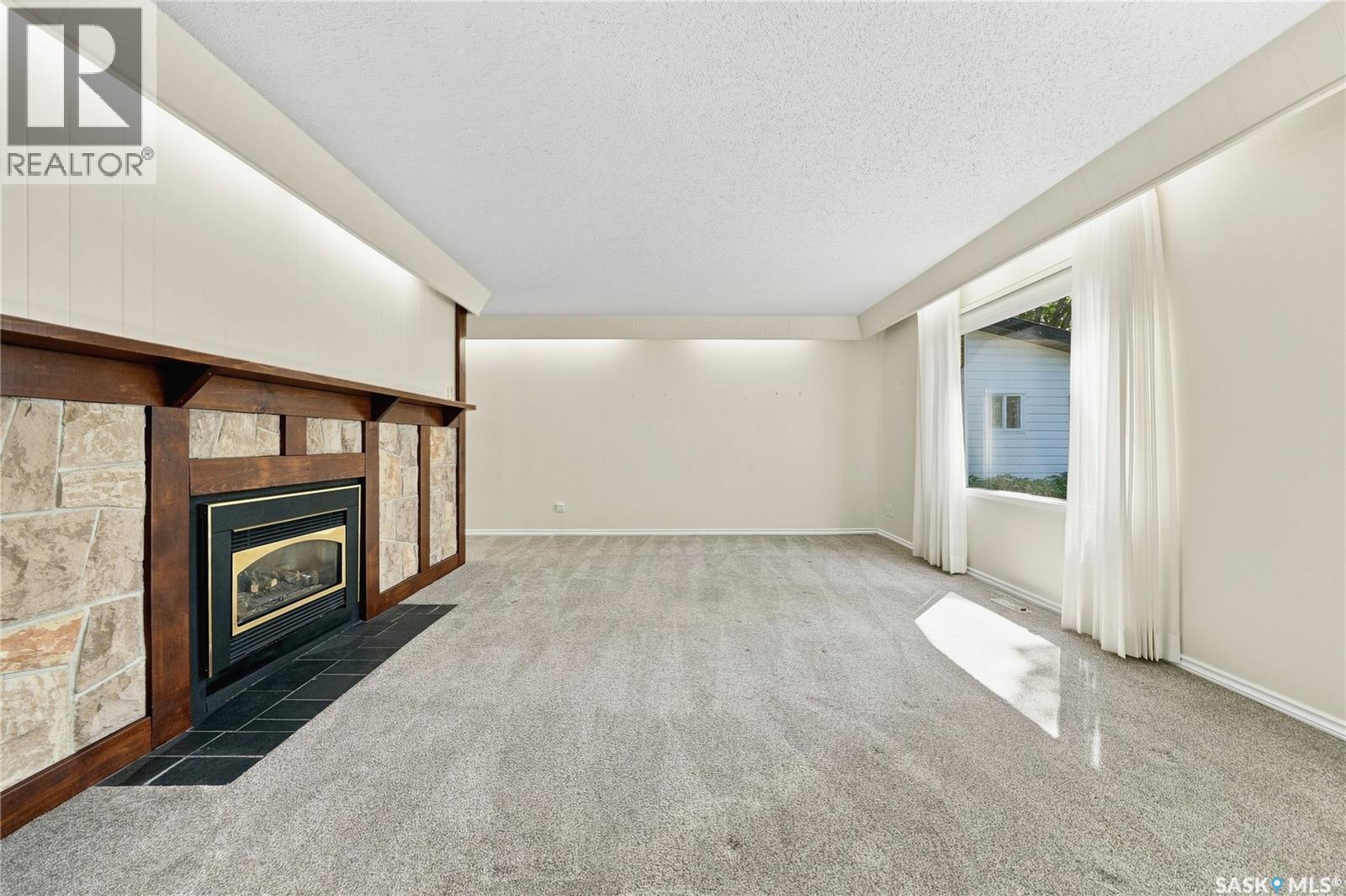 725 7Th Street E, Saskatoon, SK - Indoor With Fireplace