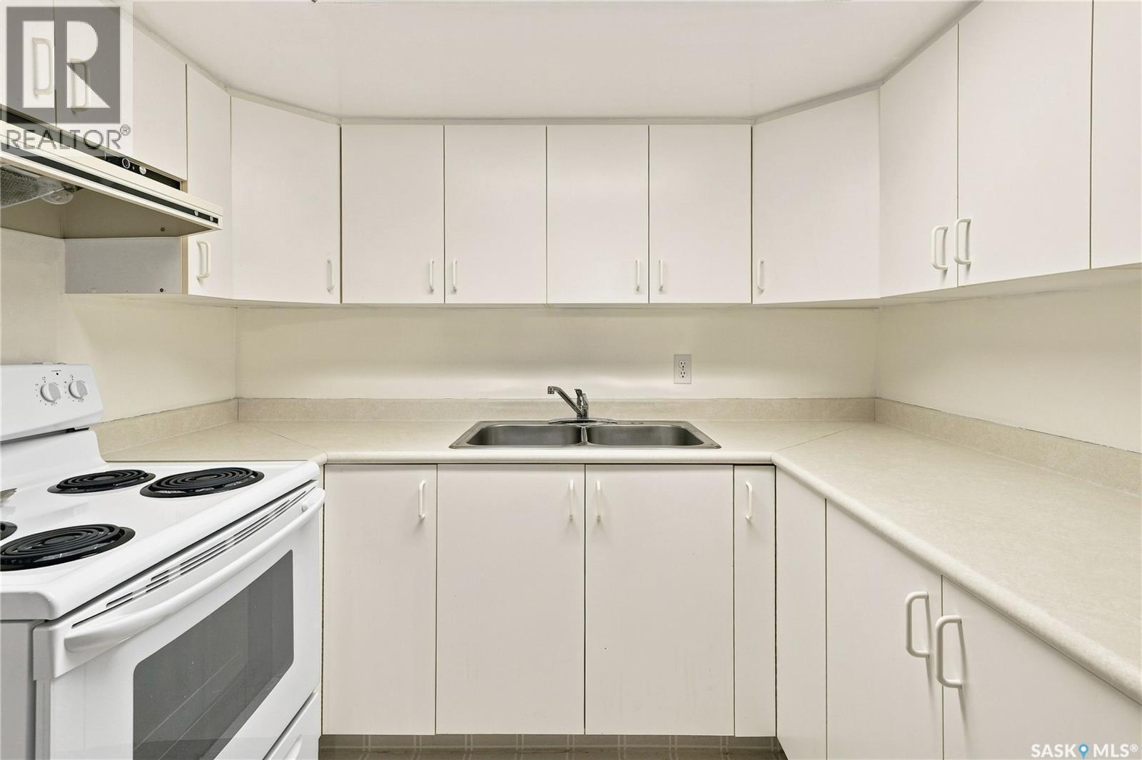 725 7Th Street E, Saskatoon, SK - Indoor Photo Showing Kitchen With Double Sink