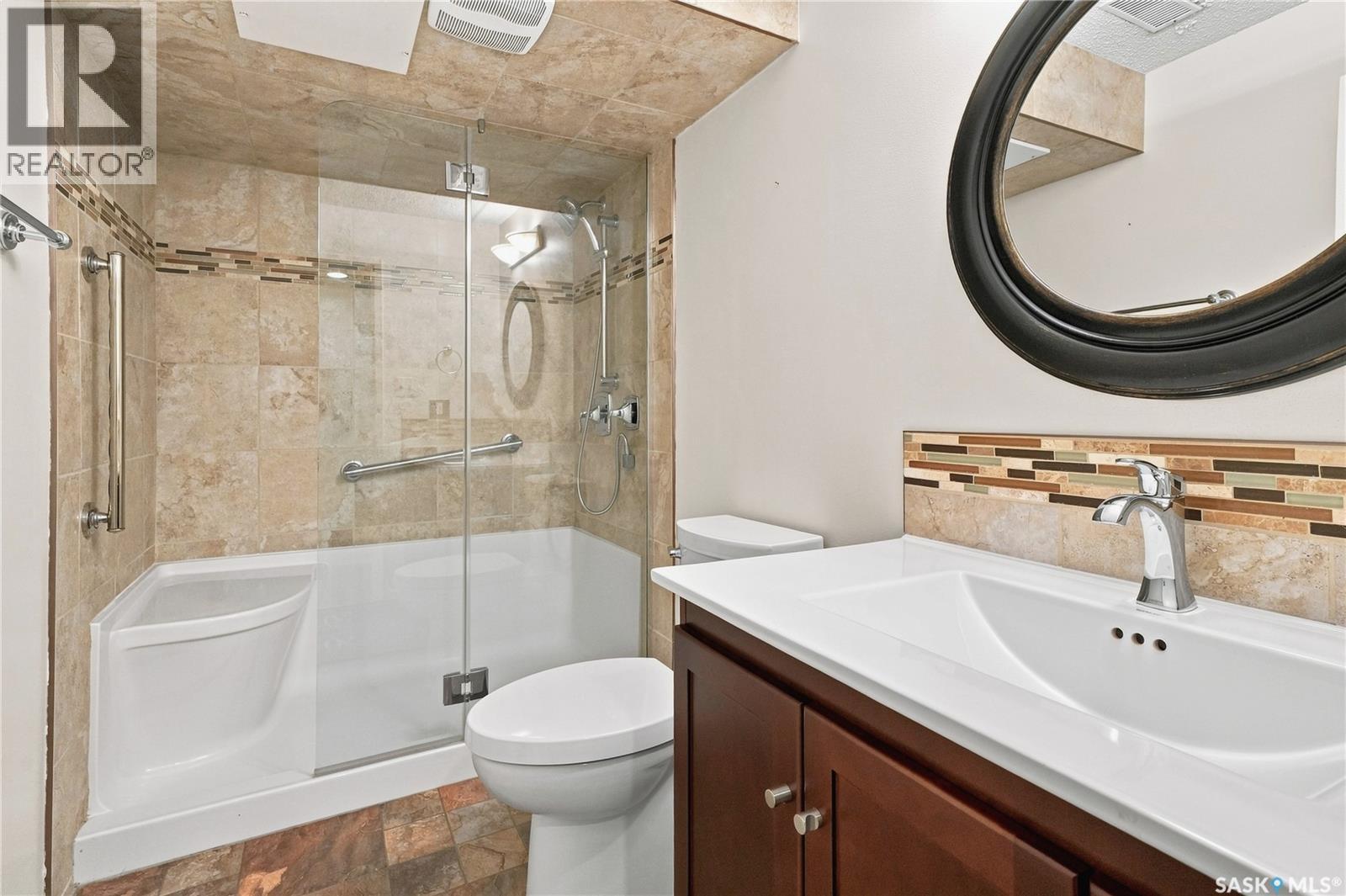 725 7Th Street E, Saskatoon, SK - Indoor Photo Showing Bathroom