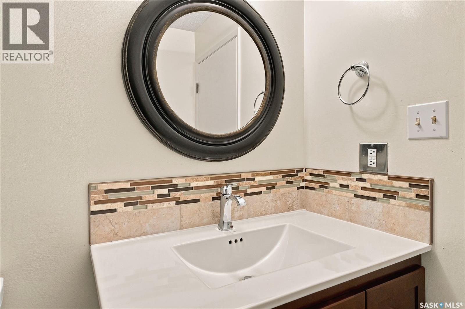725 7Th Street E, Saskatoon, SK - Indoor Photo Showing Bathroom