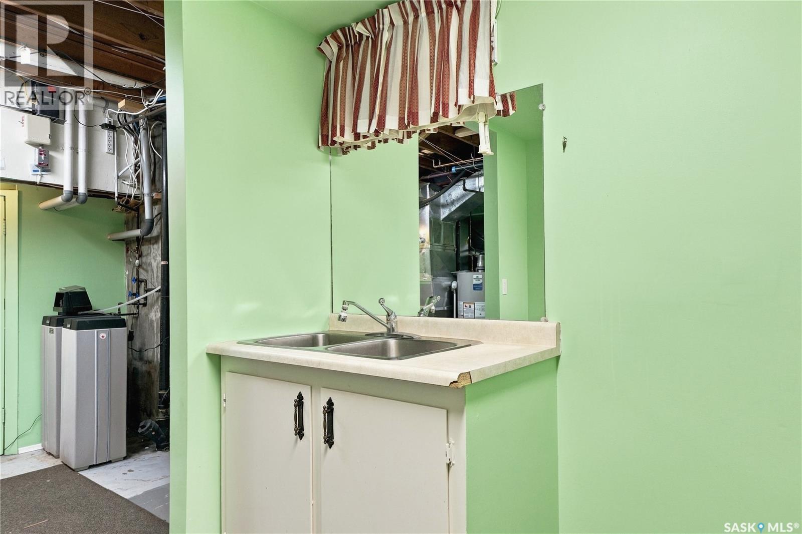 725 7Th Street E, Saskatoon, SK - Indoor