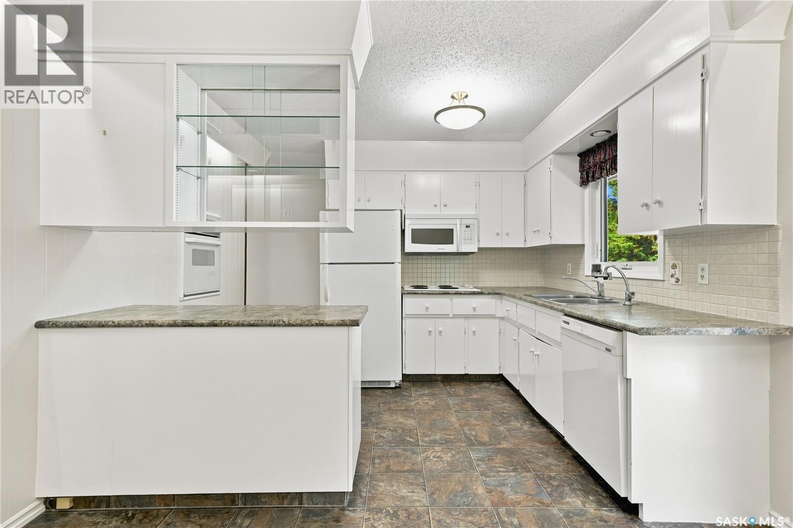 725 7Th Street E, Saskatoon, SK - Indoor Photo Showing Kitchen With Double Sink