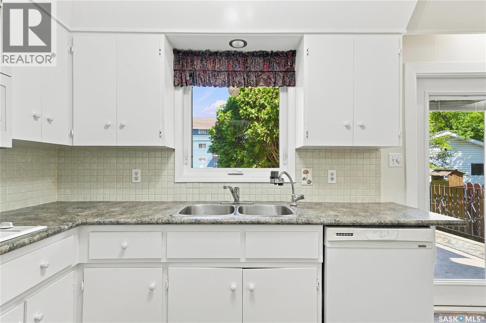 725 7Th Street E, Saskatoon, SK - Indoor Photo Showing Kitchen With Double Sink