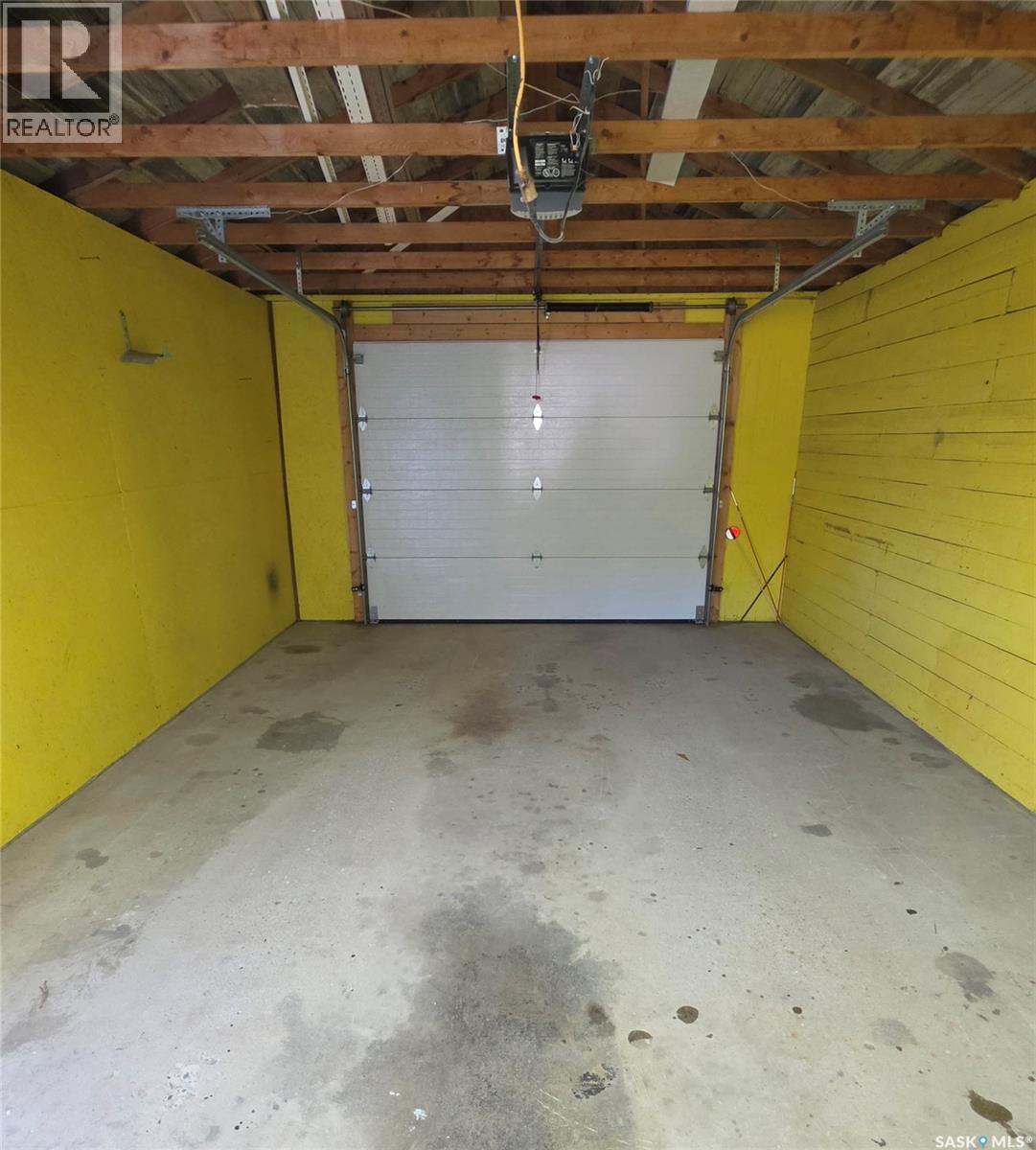 324 Laing Street, Sturgis, SK - Indoor Photo Showing Garage