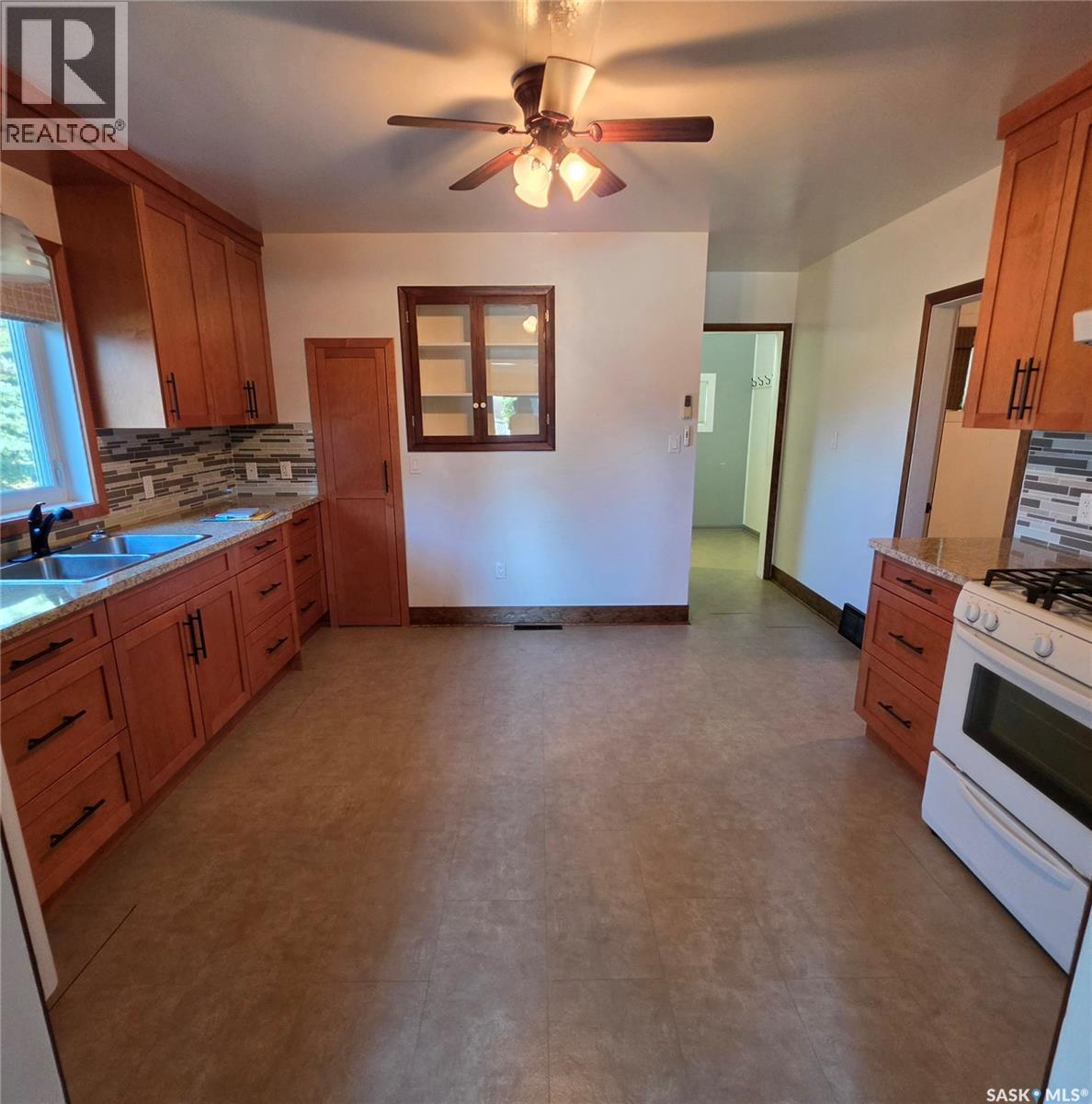 324 Laing Street, Sturgis, SK - Indoor Photo Showing Kitchen With Double Sink