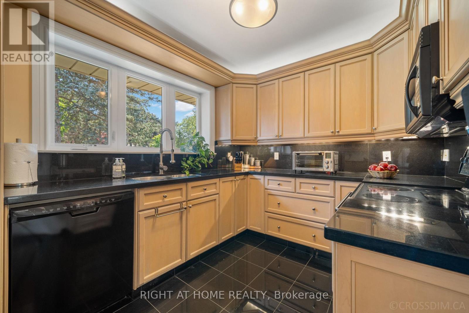 39 Grovetree Road, Toronto, ON - Indoor Photo Showing Kitchen