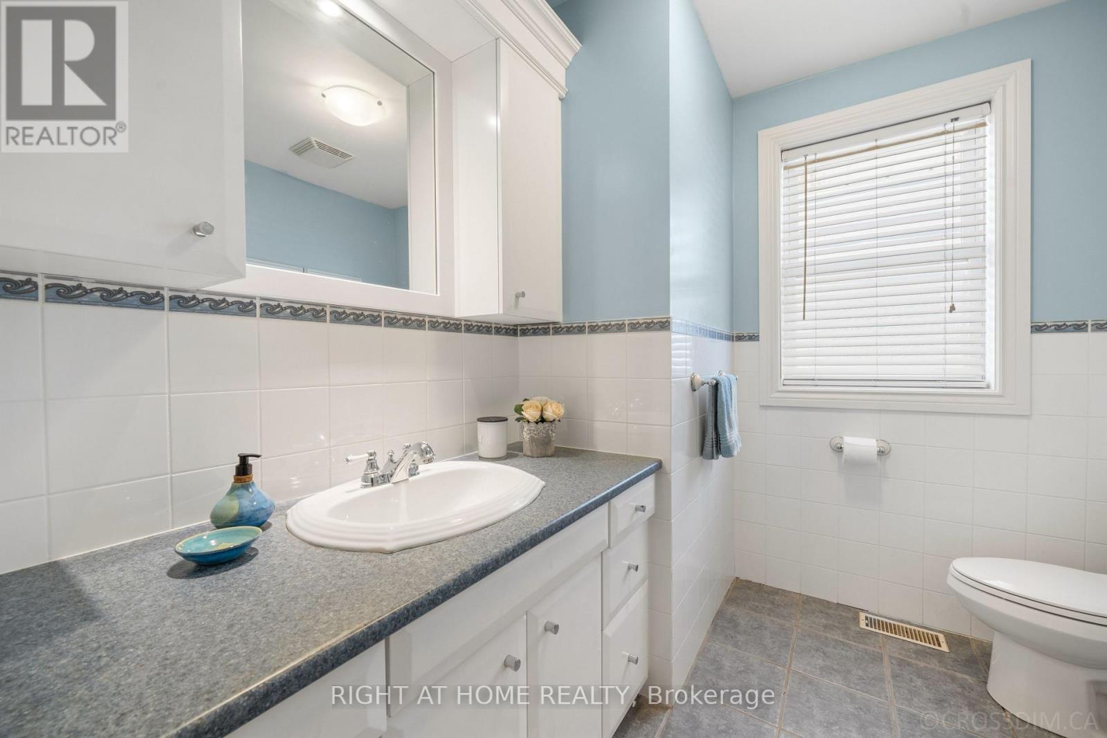 39 Grovetree Road, Toronto, ON - Indoor Photo Showing Bathroom