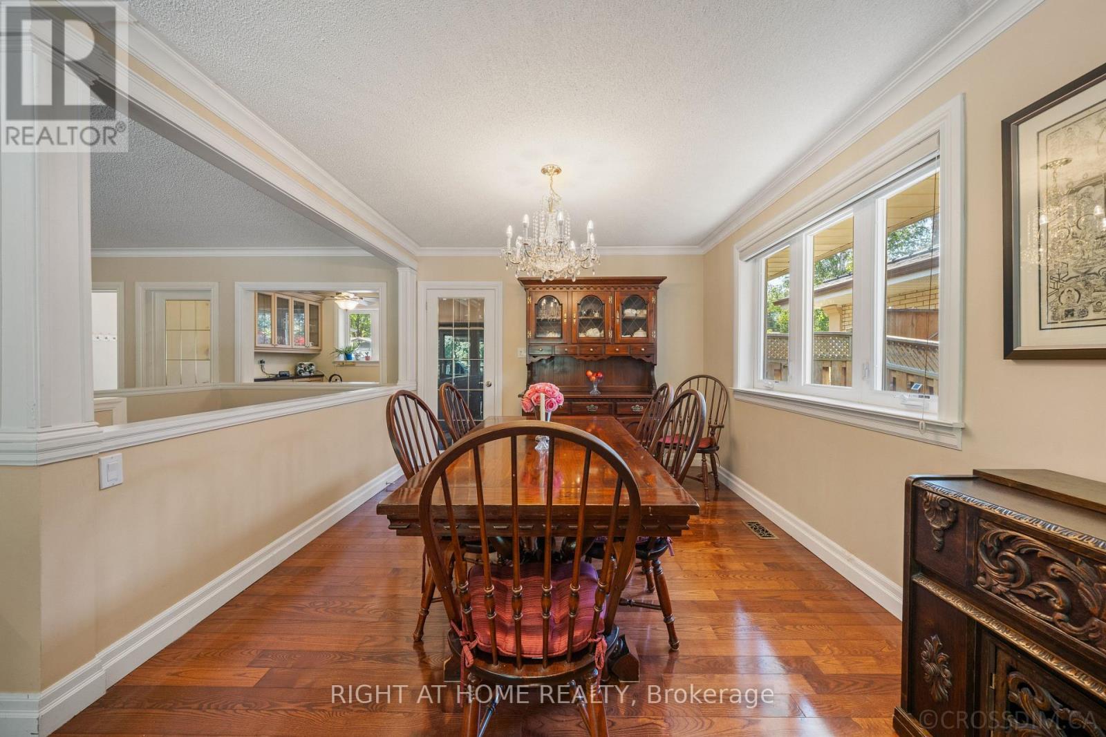 39 Grovetree Road, Toronto, ON - Indoor Photo Showing Dining Room