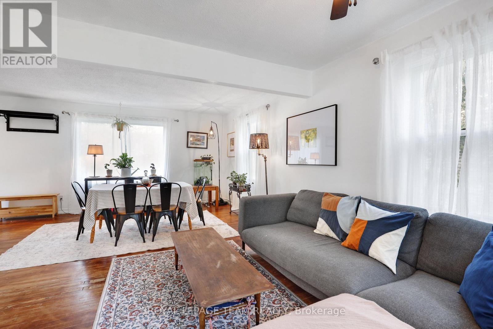 283 Anna Avenue, Ottawa, ON - Indoor Photo Showing Living Room