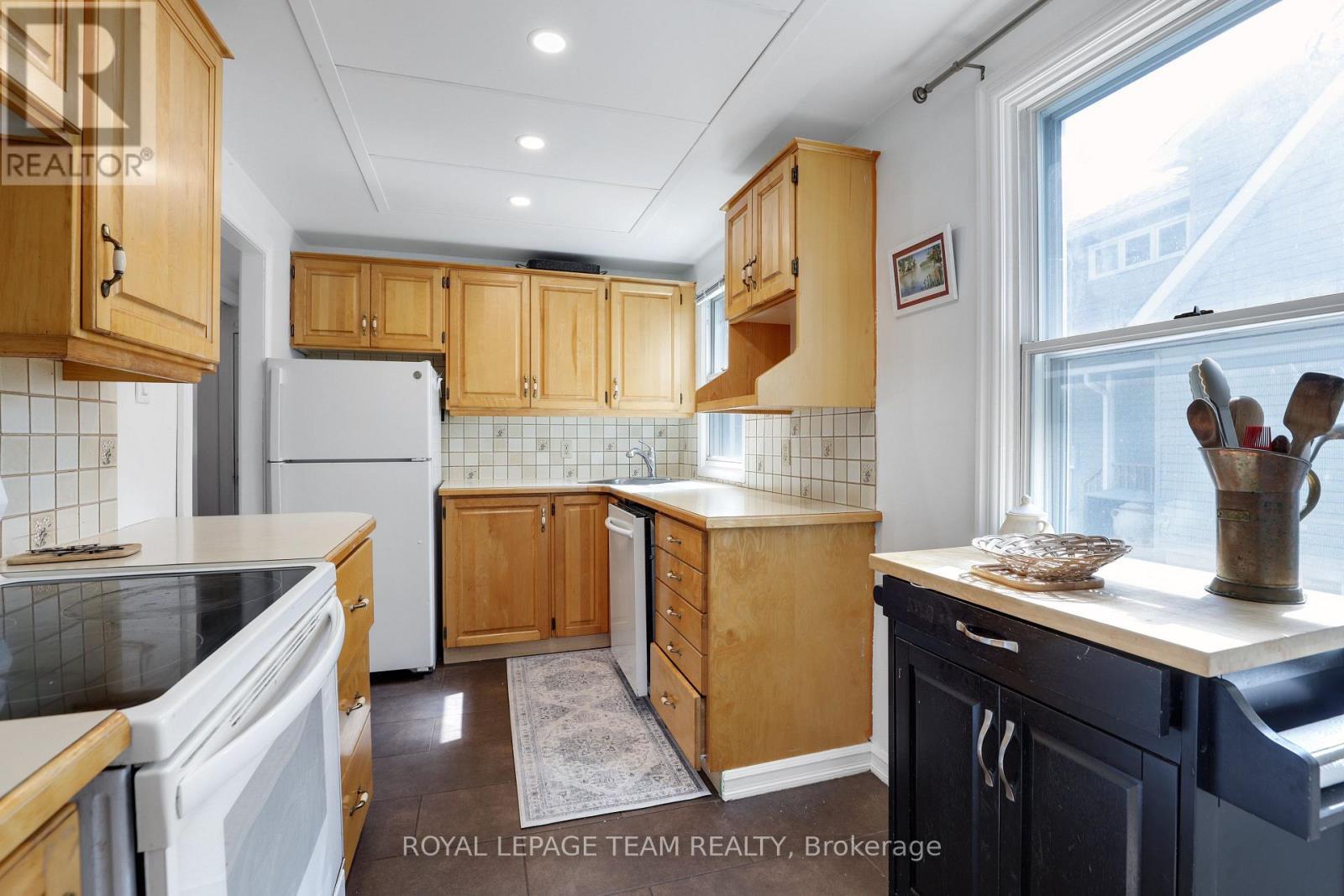 283 Anna Avenue, Ottawa, ON - Indoor Photo Showing Kitchen