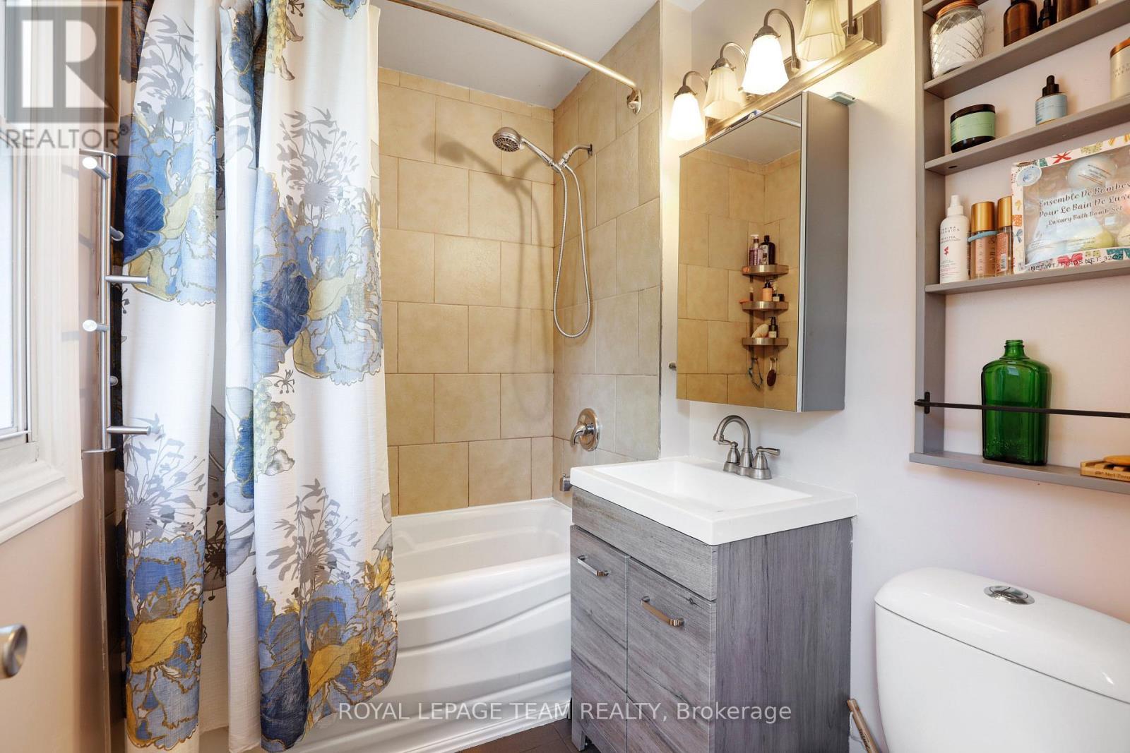 Bath Room / Main Floor - 283 Anna Avenue, Ottawa, ON - Indoor Photo Showing Bathroom