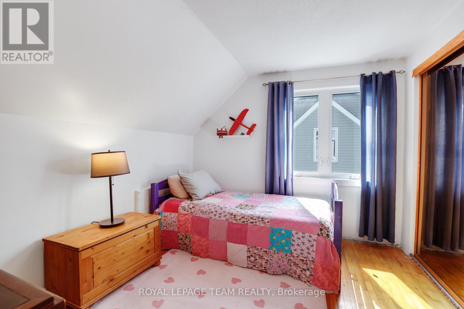 2nd Bedroom / Second Level - 283 Anna Avenue, Ottawa, ON - Indoor Photo Showing Bedroom
