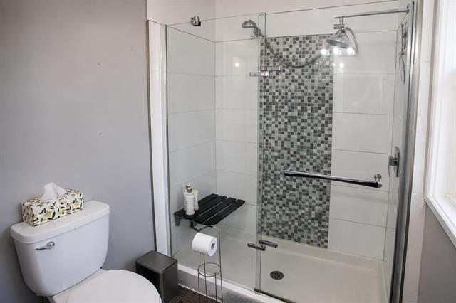 327 Machray Ave, Winnipeg, MB - Indoor Photo Showing Bathroom