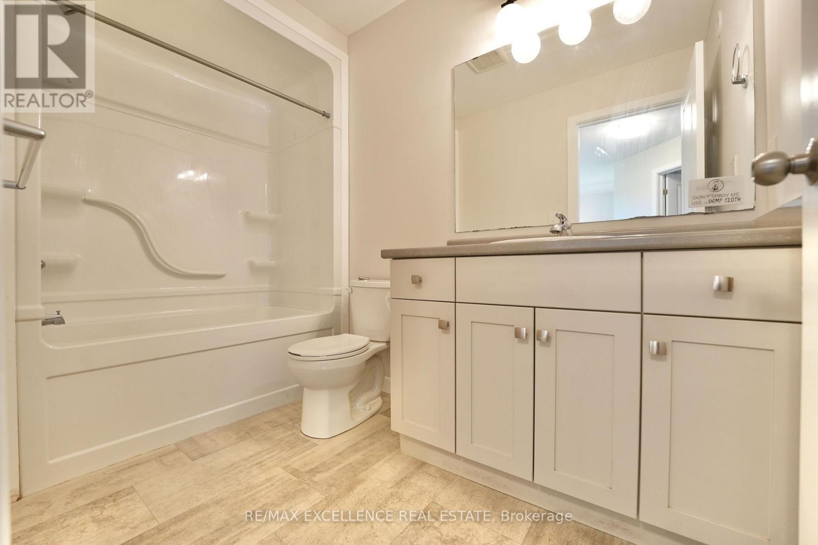 18 Weir Crescent, St. Thomas, ON - Indoor Photo Showing Bathroom