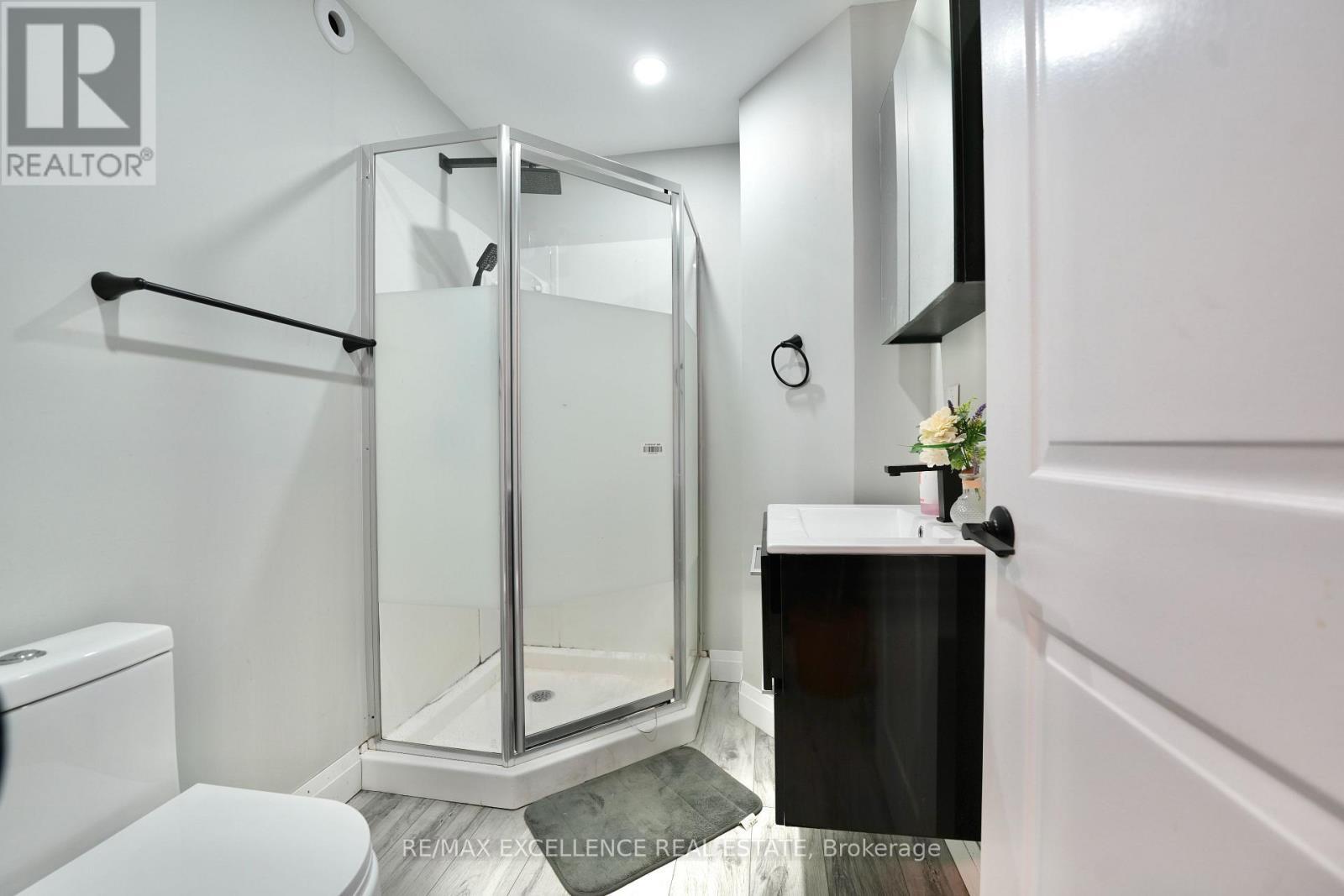 18 Weir Crescent, St. Thomas, ON - Indoor Photo Showing Bathroom