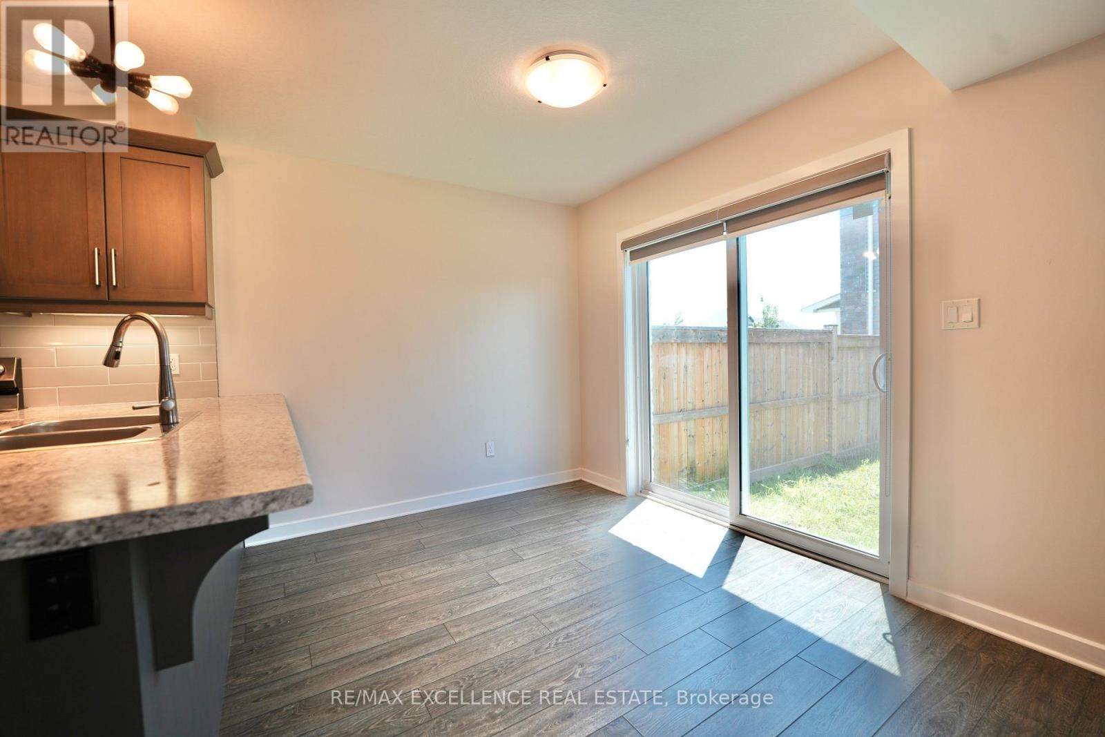 18 Weir Crescent, St. Thomas, ON - Indoor Photo Showing Kitchen With Double Sink