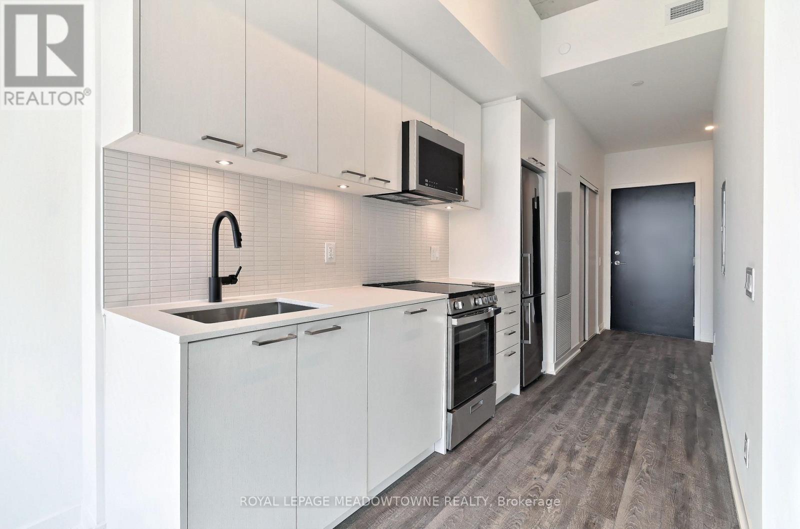 712 - 1808 St. Clair Avenue W, Toronto, ON - Indoor Photo Showing Kitchen With Upgraded Kitchen