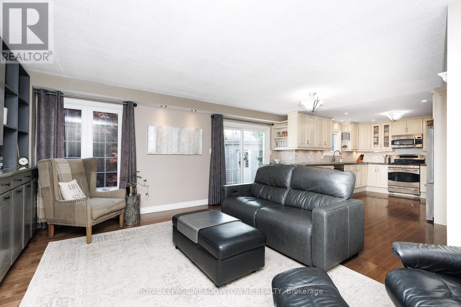 38 Mckillop Court, Brampton, ON - Indoor Photo Showing Living Room