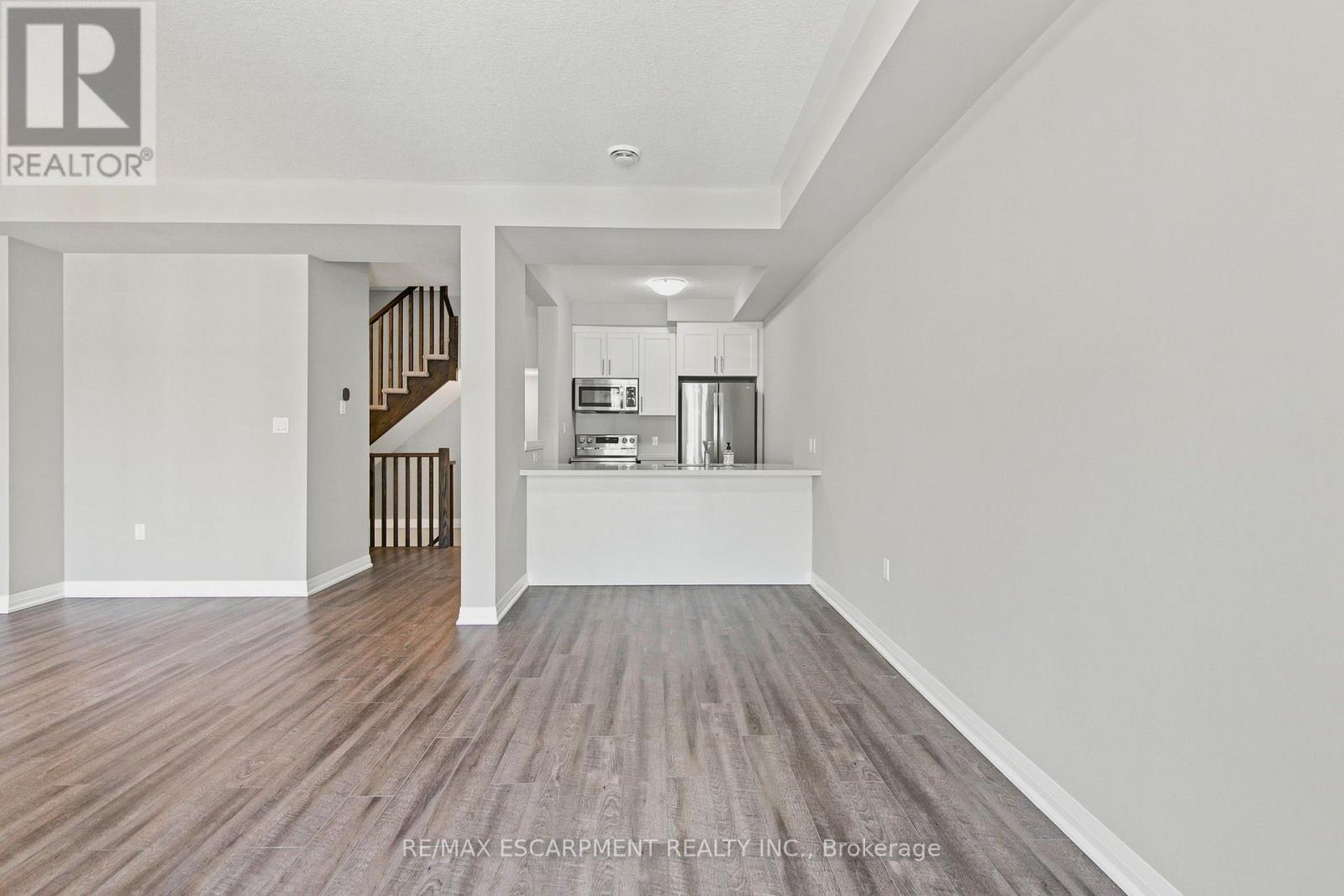 13 Aqua Lane, Hamilton, ON - Indoor Photo Showing Kitchen