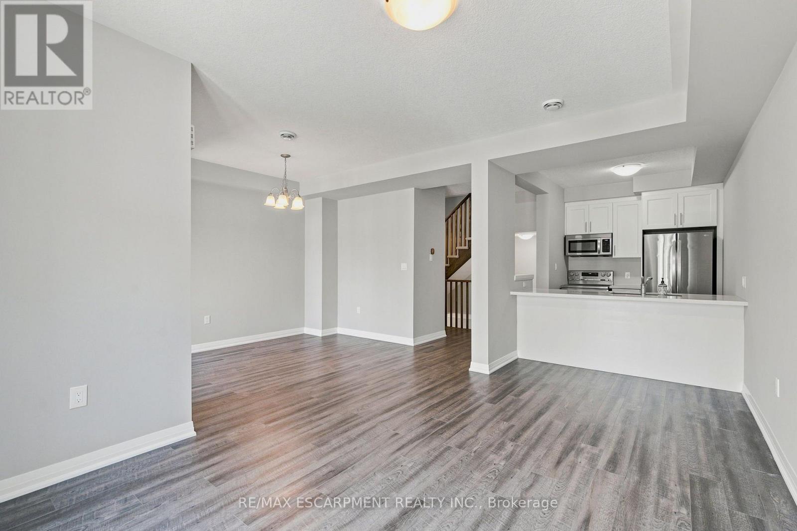 13 Aqua Lane, Hamilton, ON - Indoor Photo Showing Kitchen