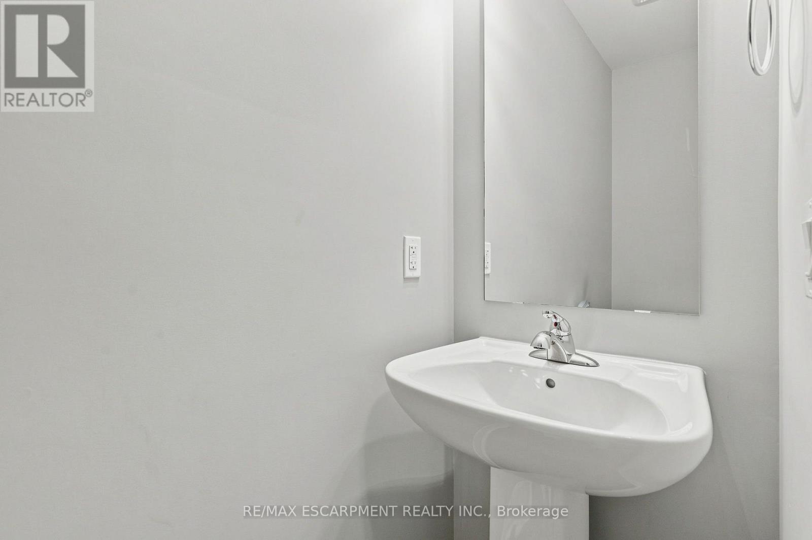 13 Aqua Lane, Hamilton, ON - Indoor Photo Showing Bathroom
