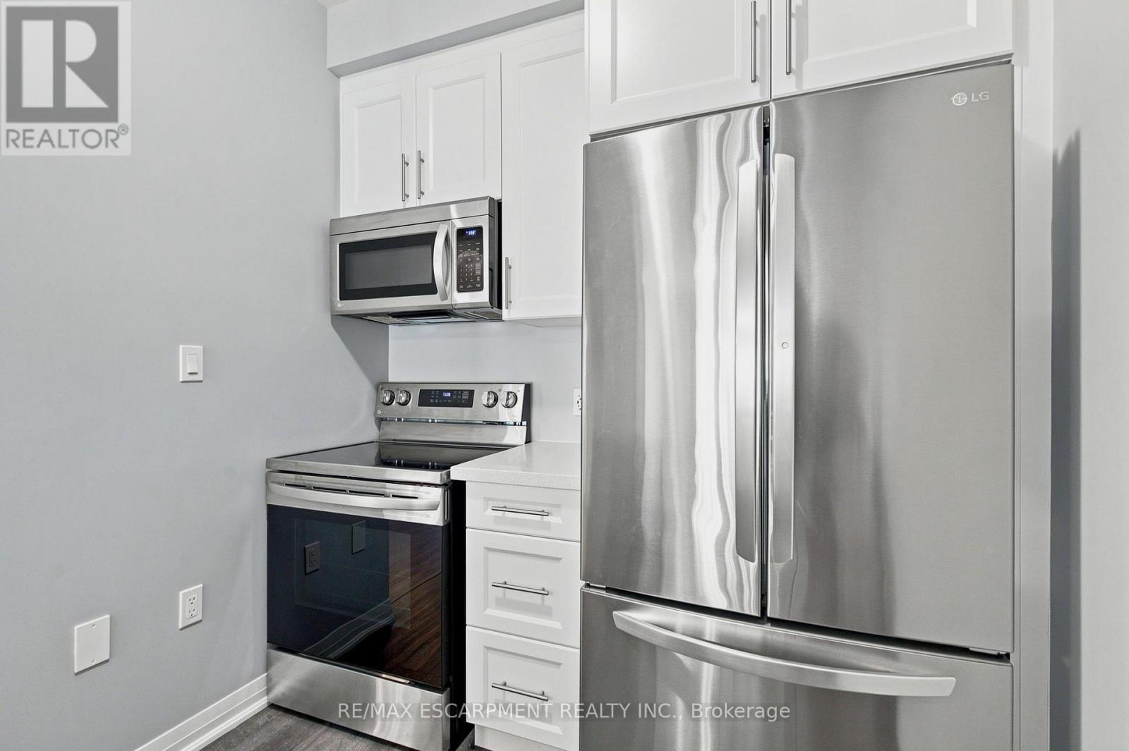 13 Aqua Lane, Hamilton, ON - Indoor Photo Showing Kitchen With Stainless Steel Kitchen