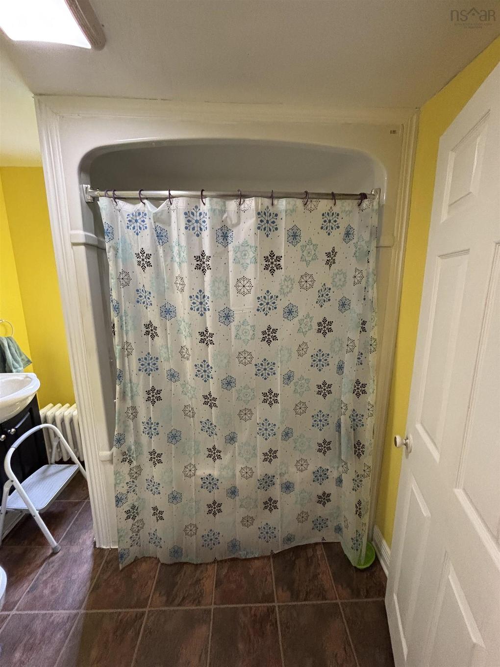 42 Clifford Street, North Sydney, NS - Indoor Photo Showing Bathroom