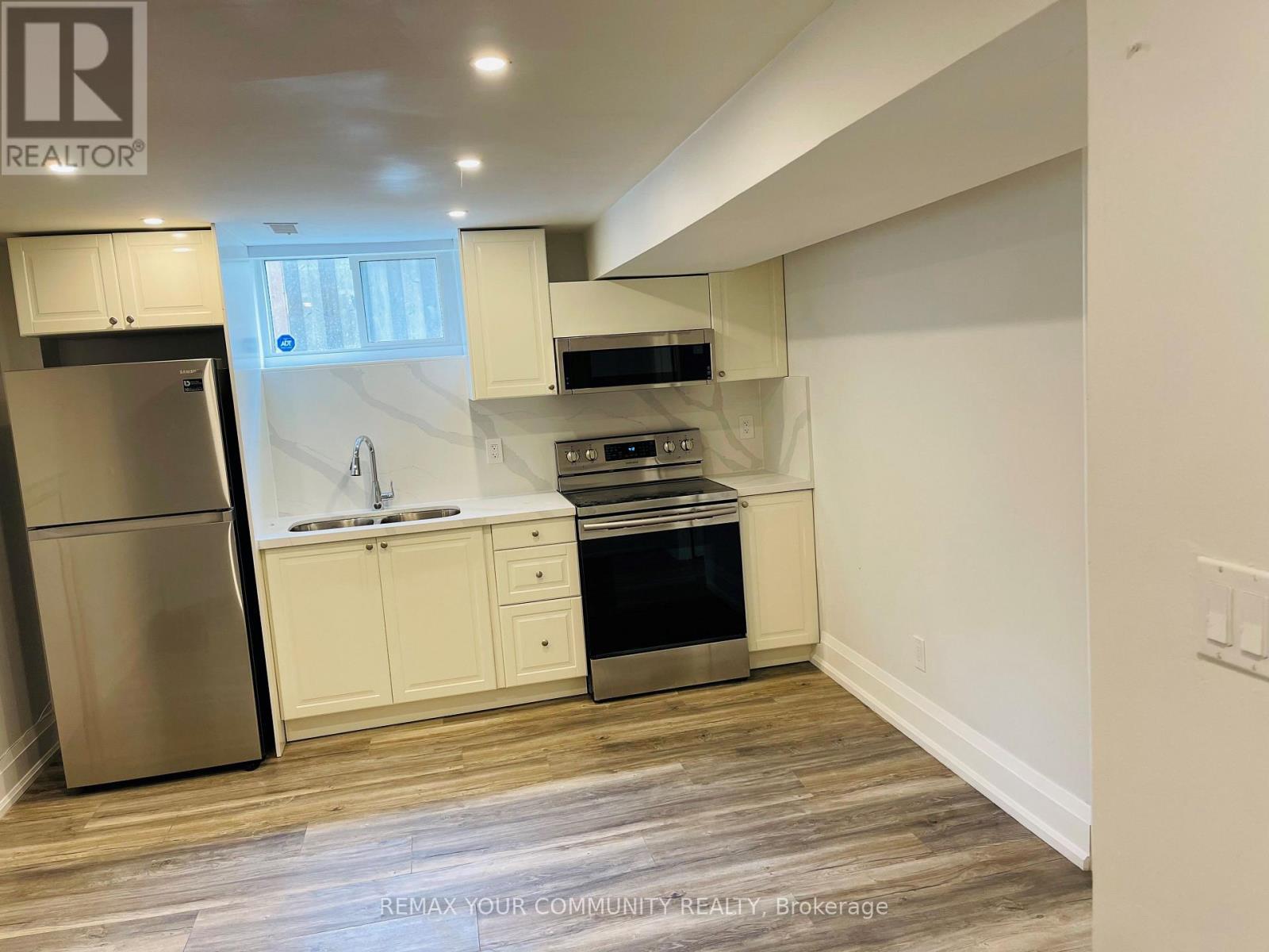 32 Kitimat Crescent, Aurora, ON - Indoor Photo Showing Kitchen With Double Sink