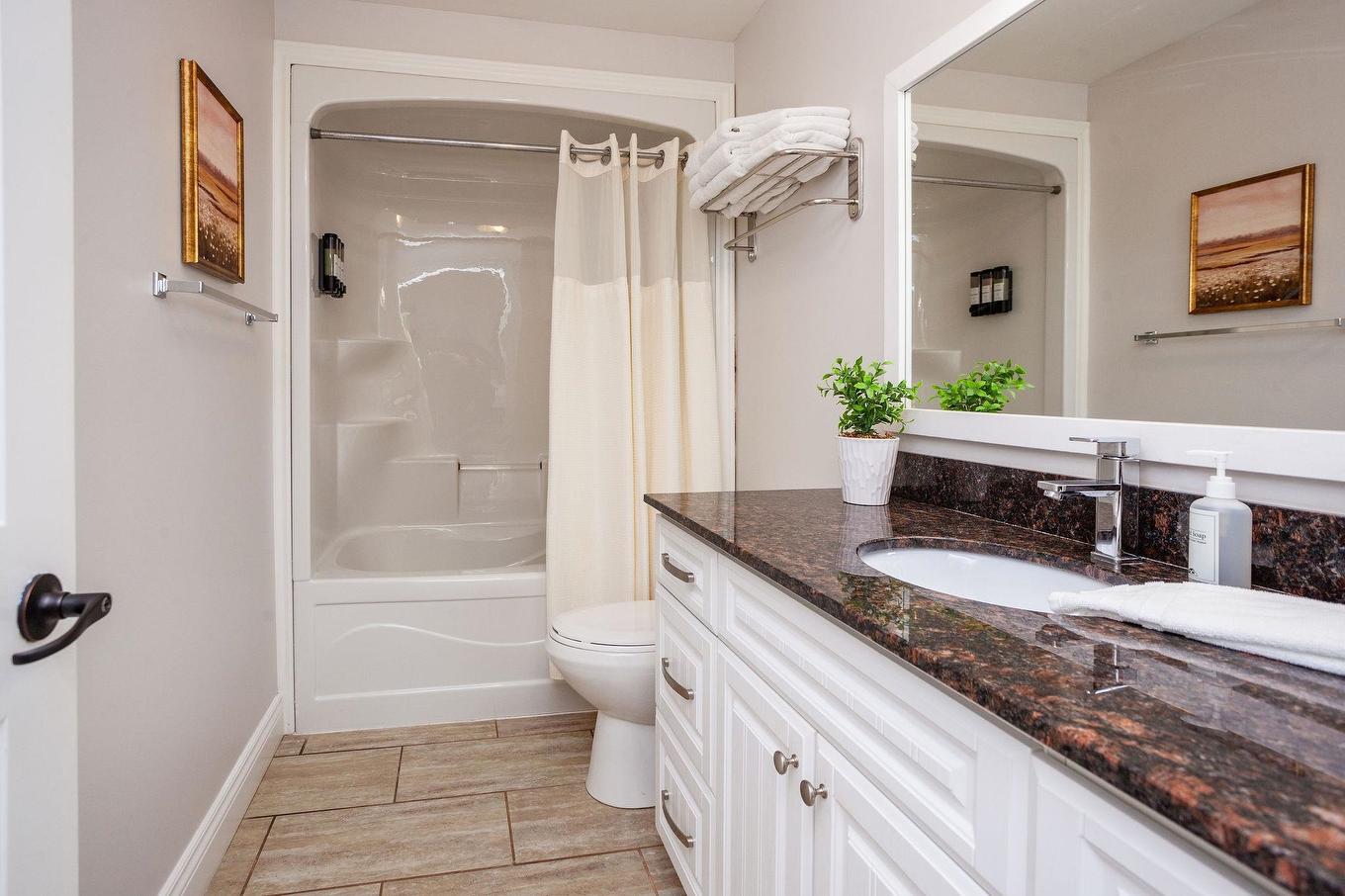 22 170 Schoolhouse Lane, Stanley Bridge, PE - Indoor Photo Showing Bathroom