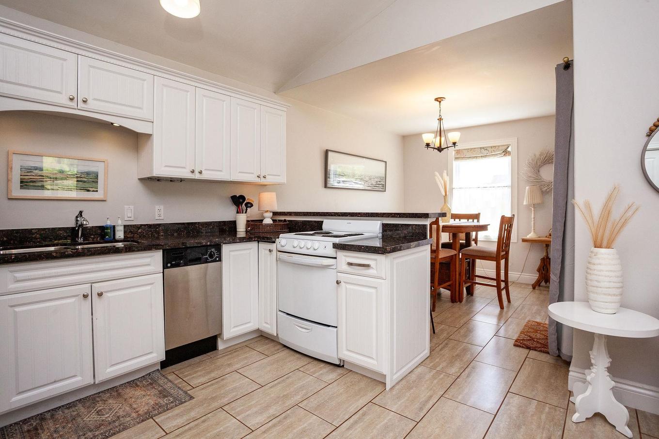 22 170 Schoolhouse Lane, Stanley Bridge, PE - Indoor Photo Showing Kitchen