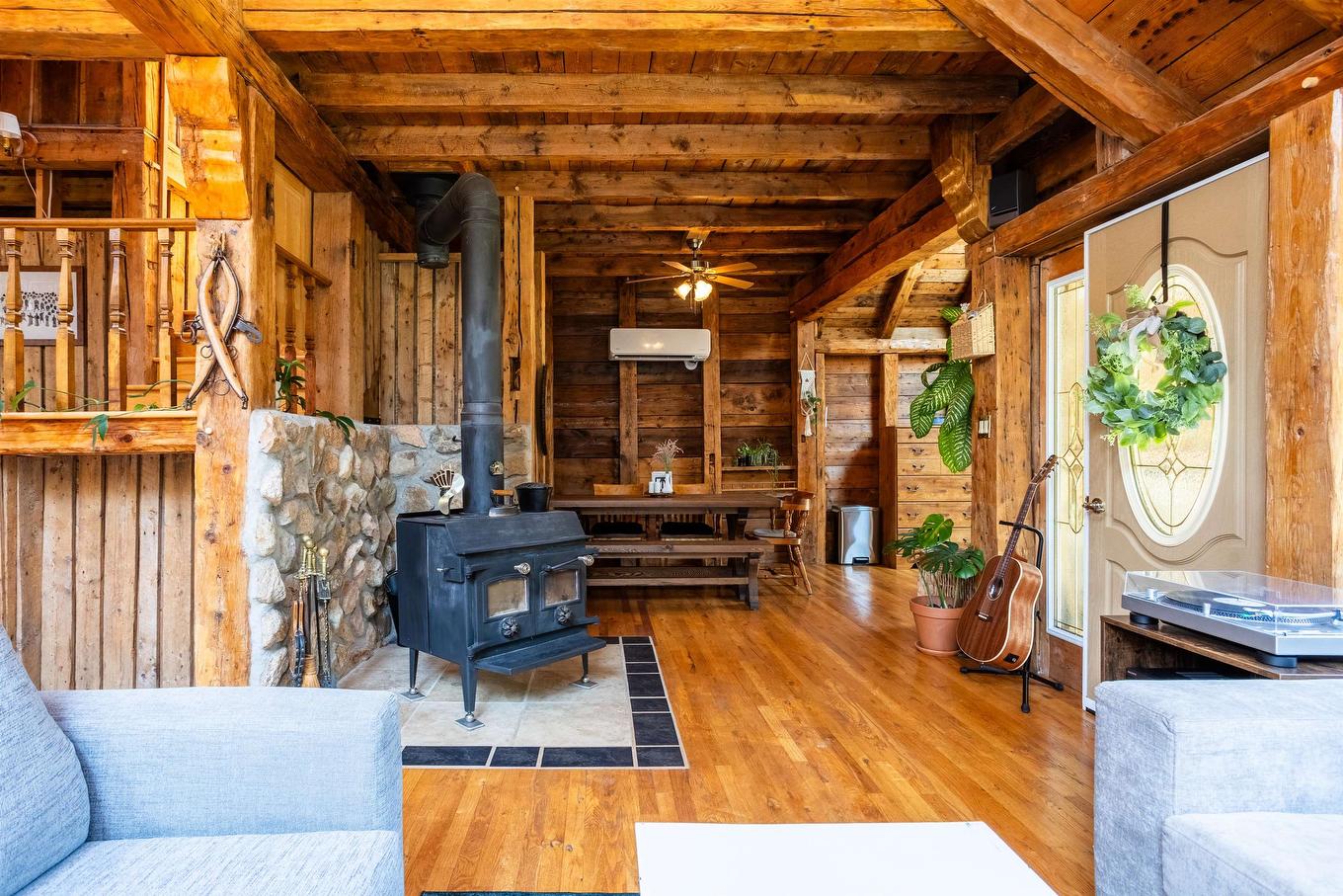 25 Bird'S Eye Drive, Rocky Point, PE - Indoor Photo Showing Living Room With Fireplace