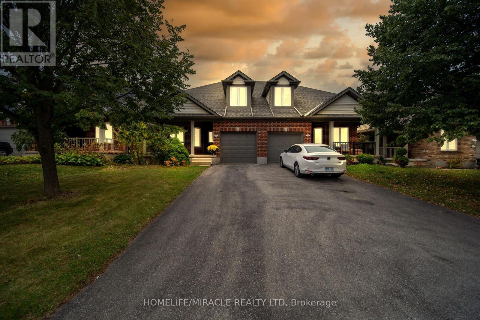 93 Lynch Circle, Guelph, ON - Outdoor With Facade