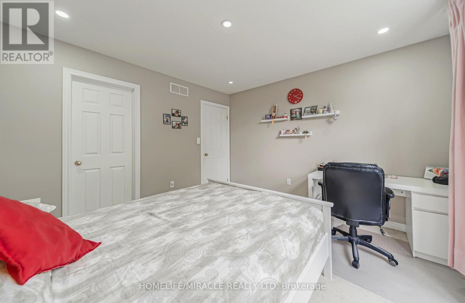 93 Lynch Circle, Guelph, ON - Indoor Photo Showing Bedroom