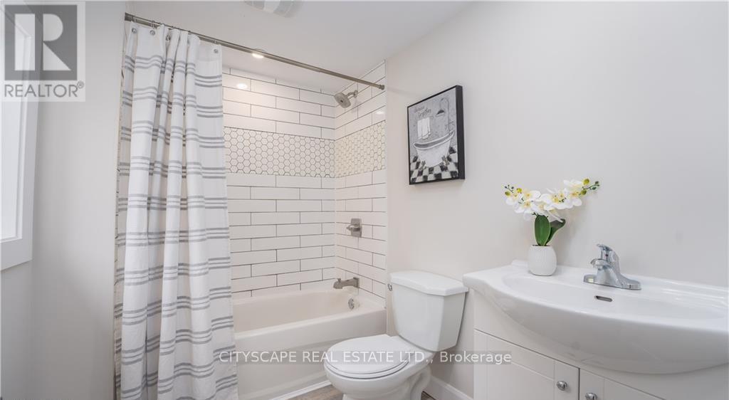 14 Mount Elgin Street, Brant, ON - Indoor Photo Showing Bathroom
