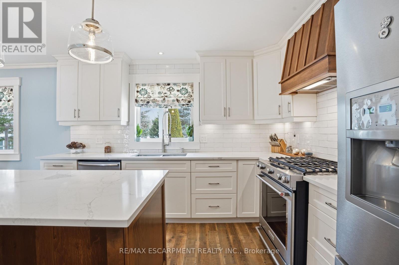 25 Brian Drive, Brant, ON - Indoor Photo Showing Kitchen With Upgraded Kitchen