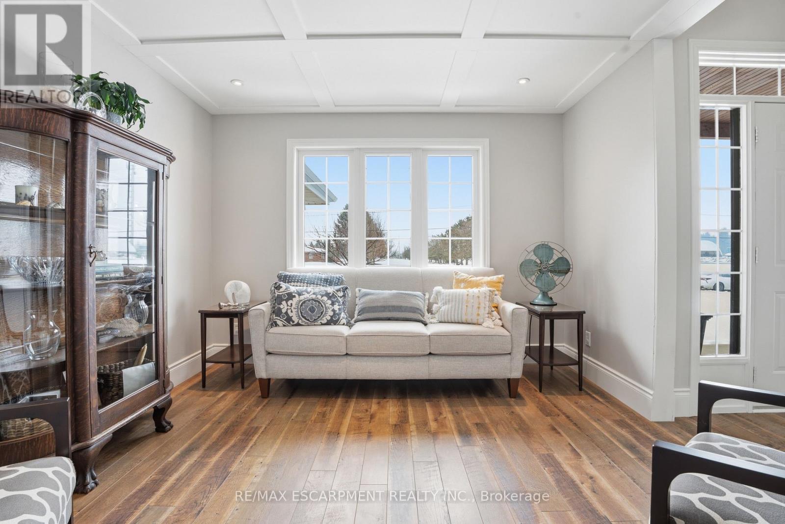 25 Brian Drive, Brant, ON - Indoor Photo Showing Living Room