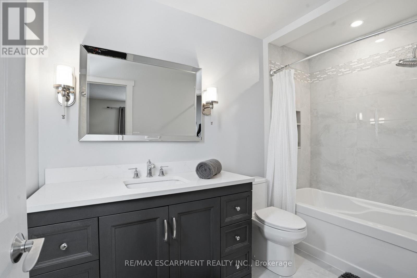 25 Brian Drive, Brant, ON - Indoor Photo Showing Bathroom