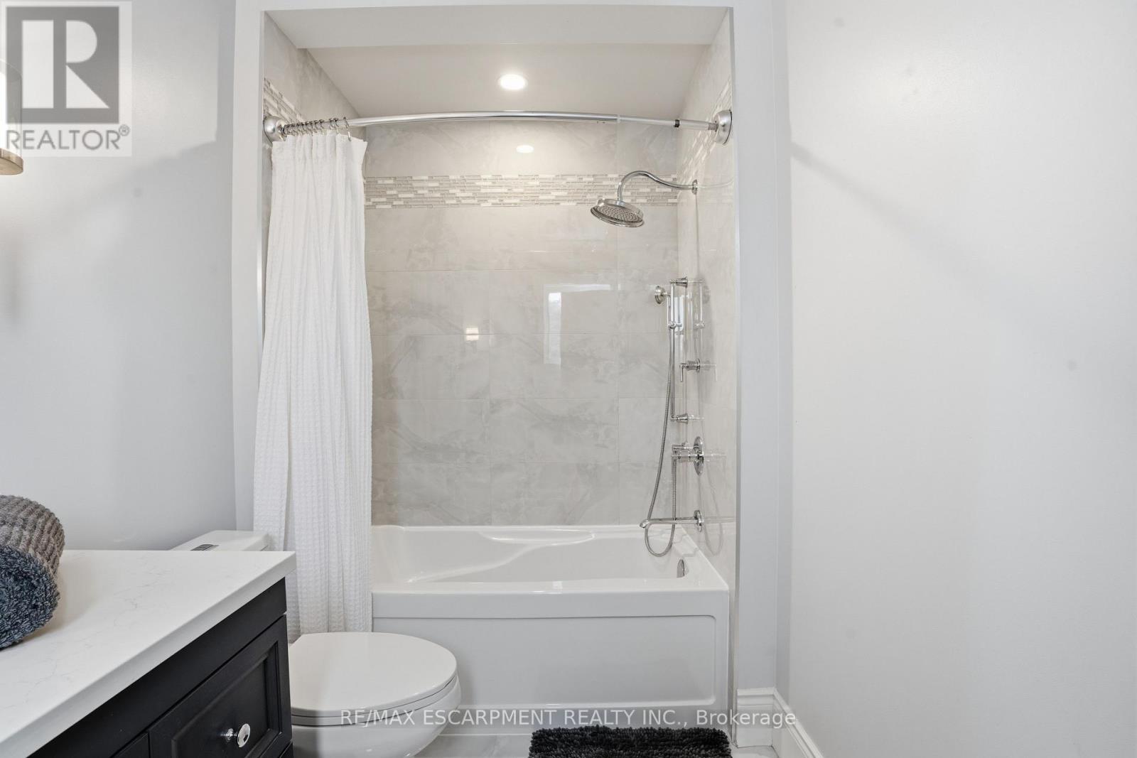 25 Brian Drive, Brant, ON - Indoor Photo Showing Bathroom