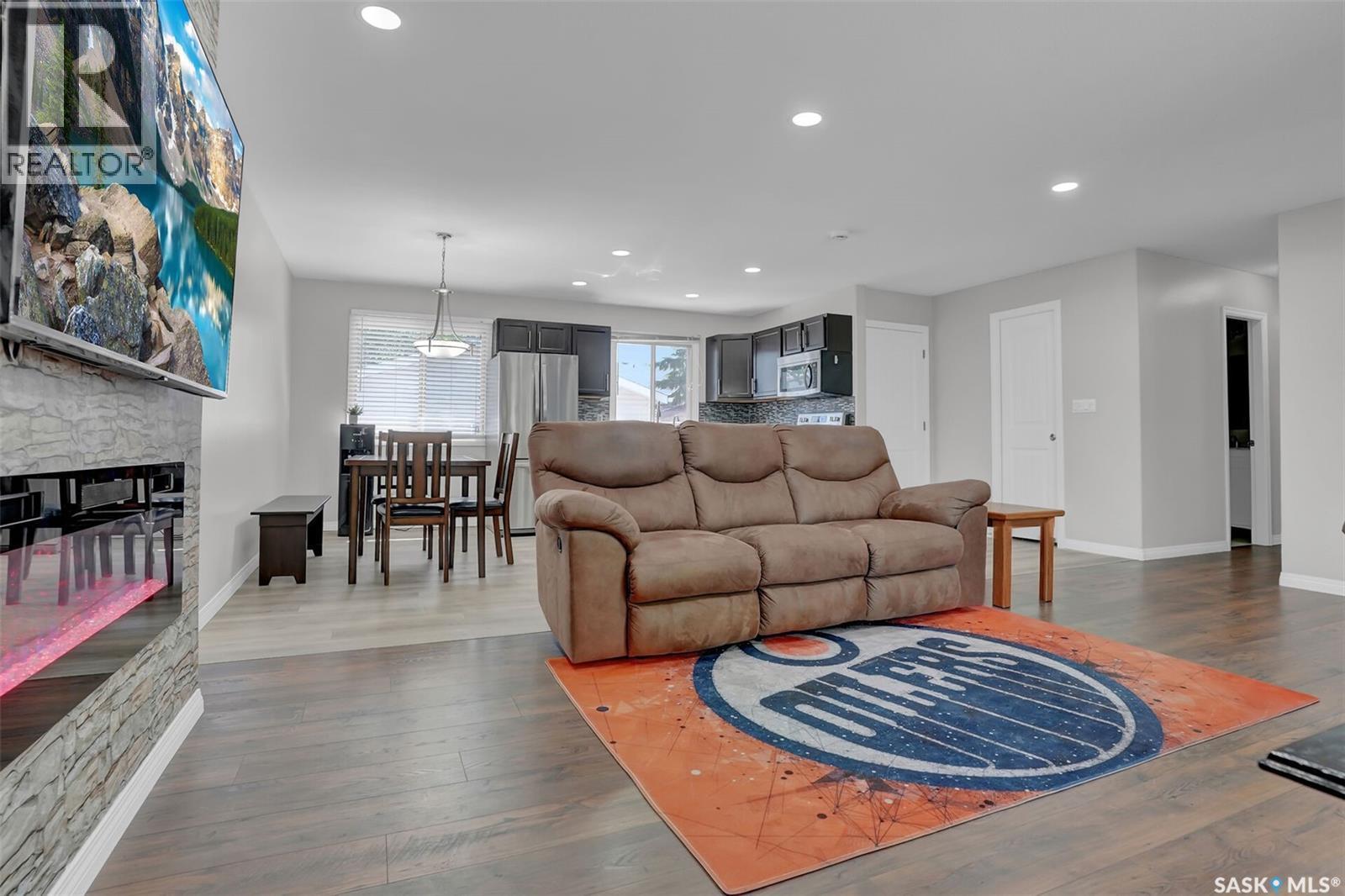 87 Hastings Crescent, Regina, SK - Indoor Photo Showing Living Room