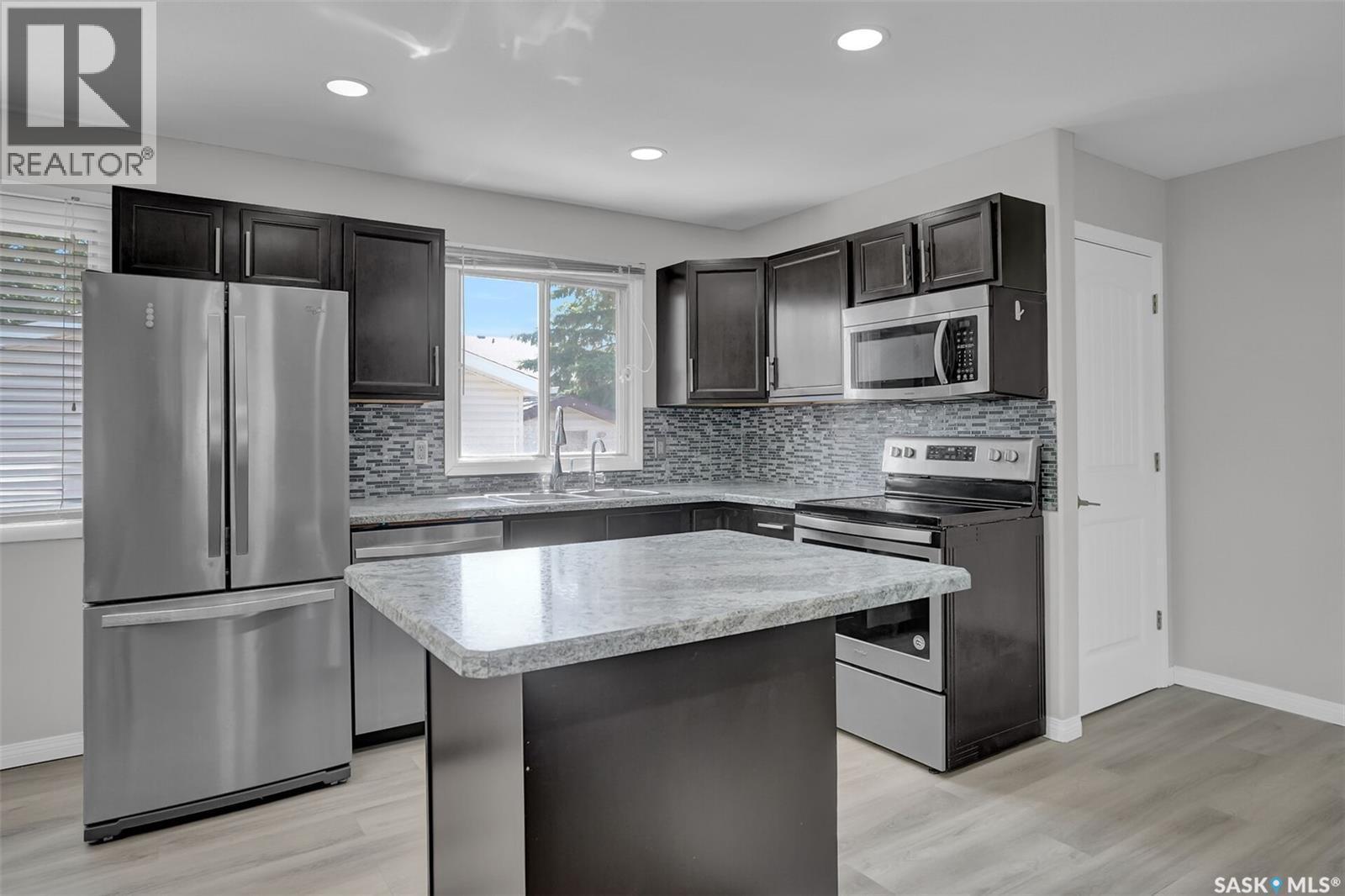 87 Hastings Crescent, Regina, SK - Indoor Photo Showing Kitchen With Upgraded Kitchen