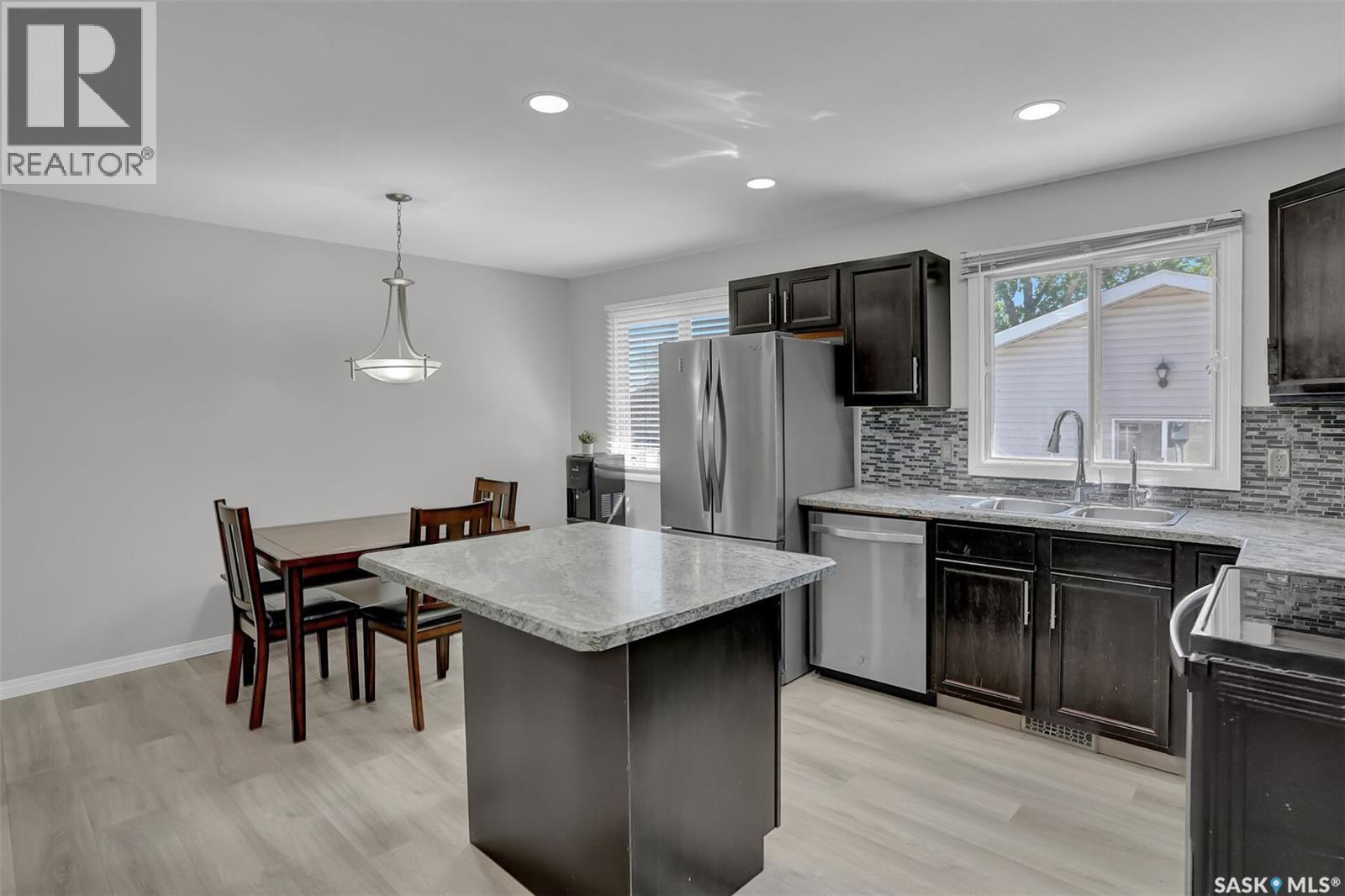 87 Hastings Crescent, Regina, SK - Indoor Photo Showing Kitchen