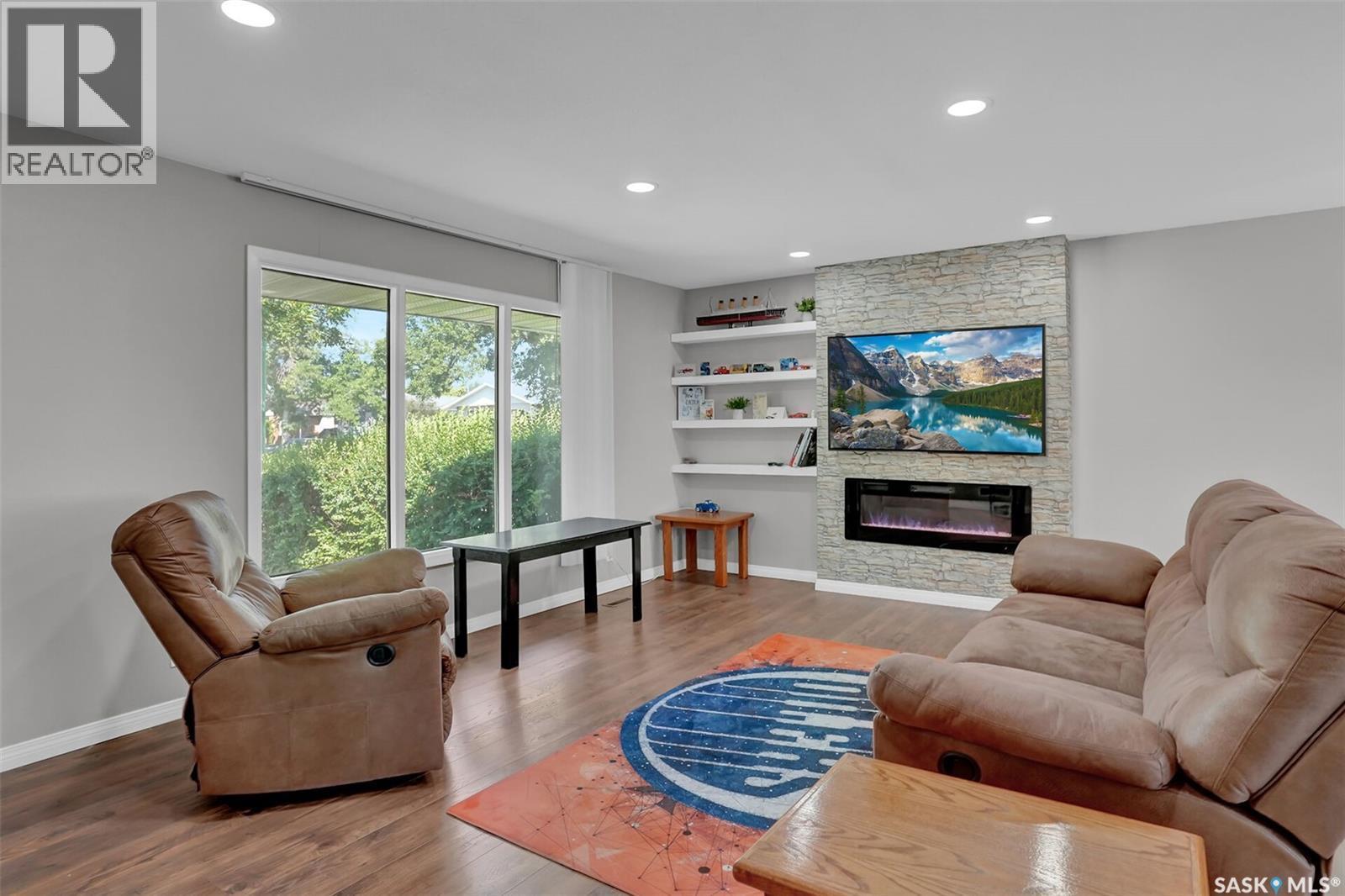 87 Hastings Crescent, Regina, SK - Indoor Photo Showing Living Room With Fireplace