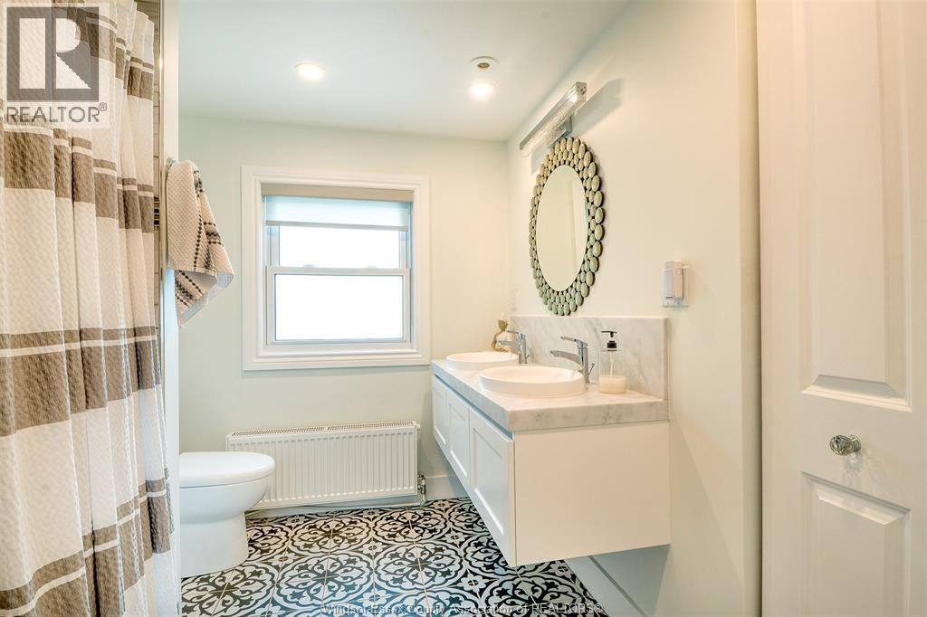 777 Front Road North, Amherstburg, ON - Indoor Photo Showing Bathroom