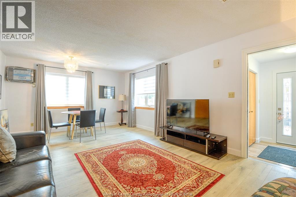 777 Front Road North, Amherstburg, ON - Indoor Photo Showing Living Room