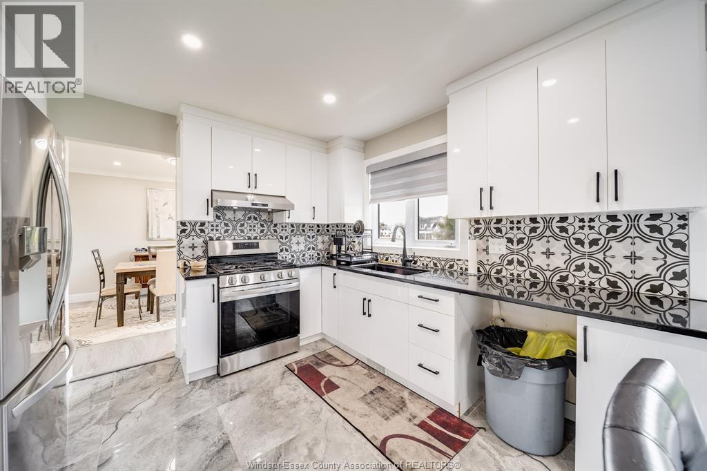 2405 Roxborough Boulevard, Windsor, ON - Indoor Photo Showing Kitchen With Upgraded Kitchen