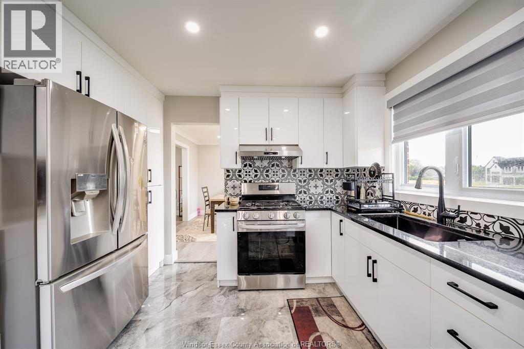 2405 Roxborough Boulevard, Windsor, ON - Indoor Photo Showing Kitchen With Upgraded Kitchen