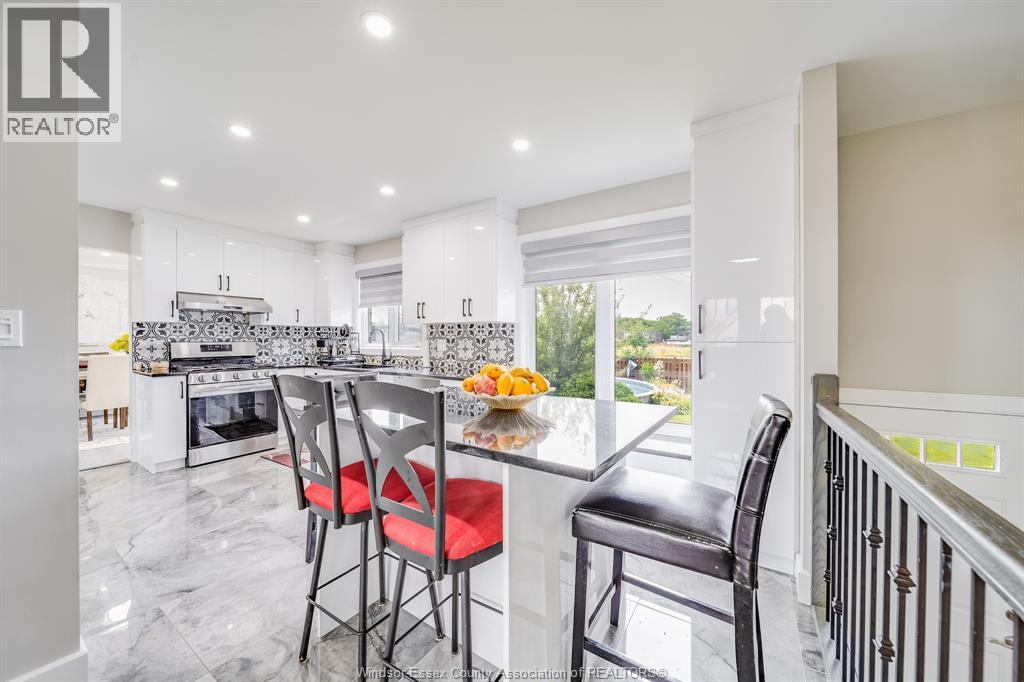 2405 Roxborough Boulevard, Windsor, ON - Indoor Photo Showing Dining Room