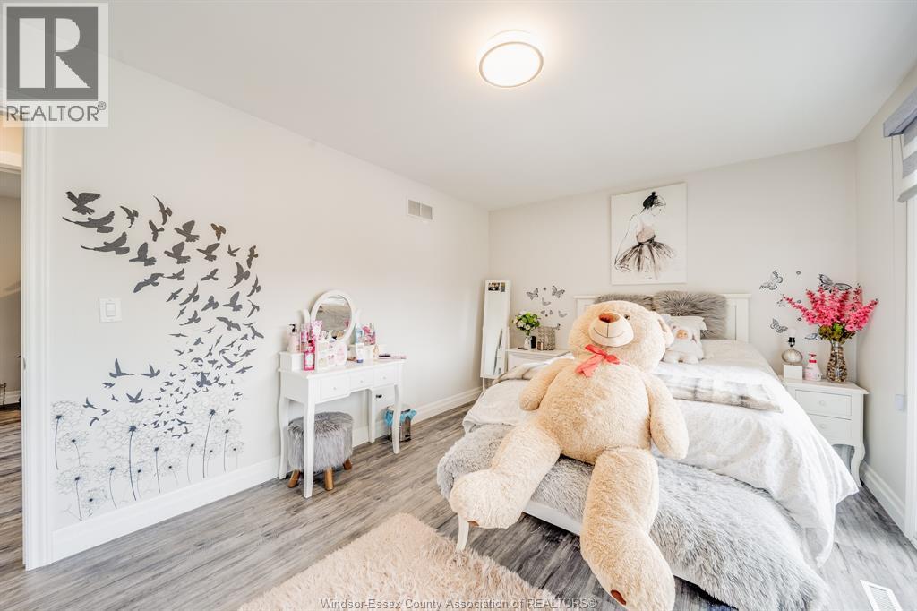 2405 Roxborough Boulevard, Windsor, ON - Indoor Photo Showing Bedroom