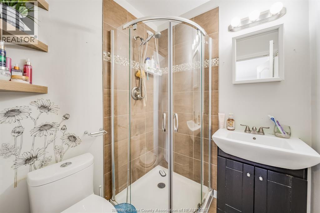 2405 Roxborough Boulevard, Windsor, ON - Indoor Photo Showing Bathroom